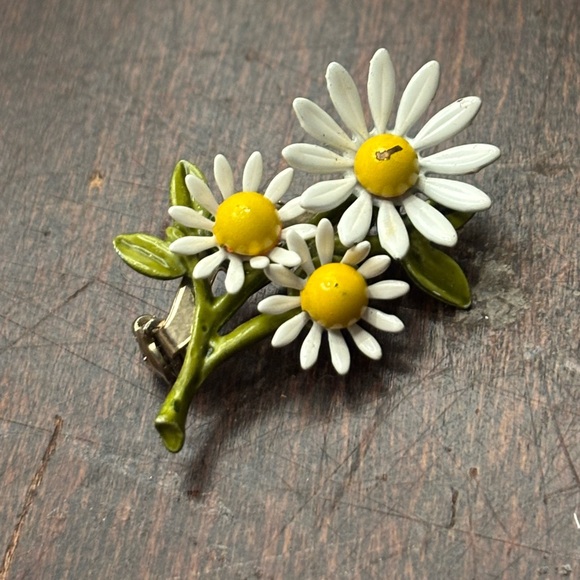 Vintage Jewelry - Vintage 1960s small metal daisy brooch